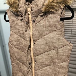 GAP brand zippered vest with faux fur trim collar